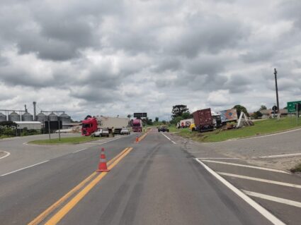 Idoso fica gravemente ferido em acidente com caminhão na BR-277