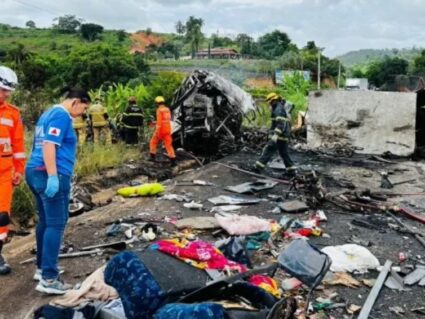 Sobe para 41 o número de mortos em acidente entre ônibus e carreta em MG, diz polícia