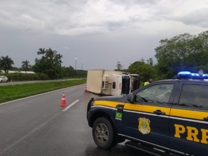 Tombamento de caminhão interdita faixa na BR-277