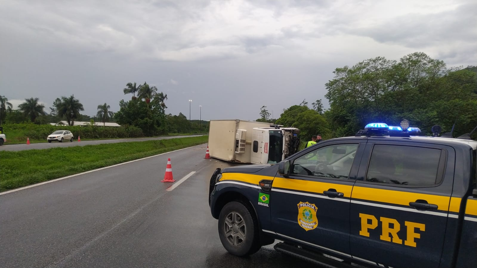 Tombamento-de-caminhão-interdita-faixa-na-BR-277