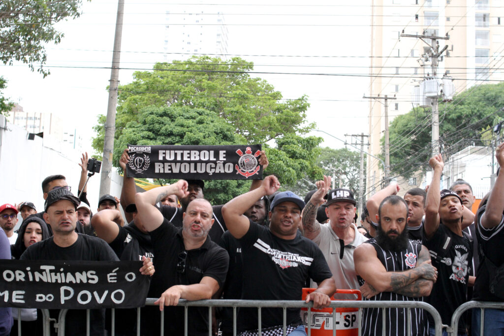 (Foto: Raul Luciano/Ato Press/Folhapress)
SÃO PAULO (SP), 02/12/2024 - TORCIDA/ORGANIZADA/COMPARECE/NO/PARQUE/SÃO/JORGE/EM/APOIO/AO/PRESIDENTE/AUGUSTO/MELO - Membros da torcida organizada Gaviões da Fiel se reuniram em frente ao Parque São Jorge, na zona leste de São Paulo, nesta segunda-feira (2), para demonstrar apoio na permanência do presidente Augusto Melo, que está no centro de um processo de impeachment. (Foto: Raul Luciano/Ato Press/Folhapress)