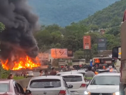 Caminhão-tanque em chamas bloqueia BR-277, em Morretes