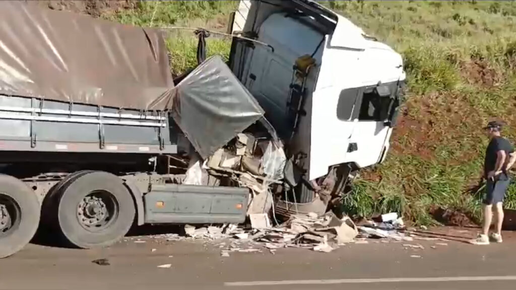 Carro bate contra duas carretas na BR-277; casal morreu