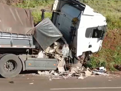 Carro bate contra duas carretas na BR-277; casal morreu