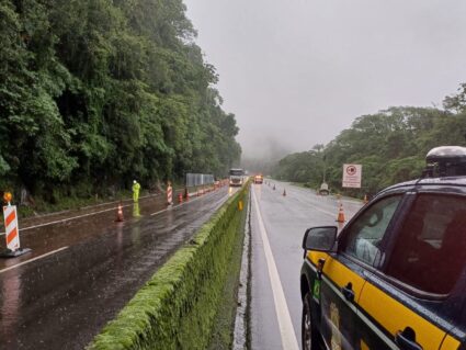 BR-277 é liberada em Morretes após queda de pedras