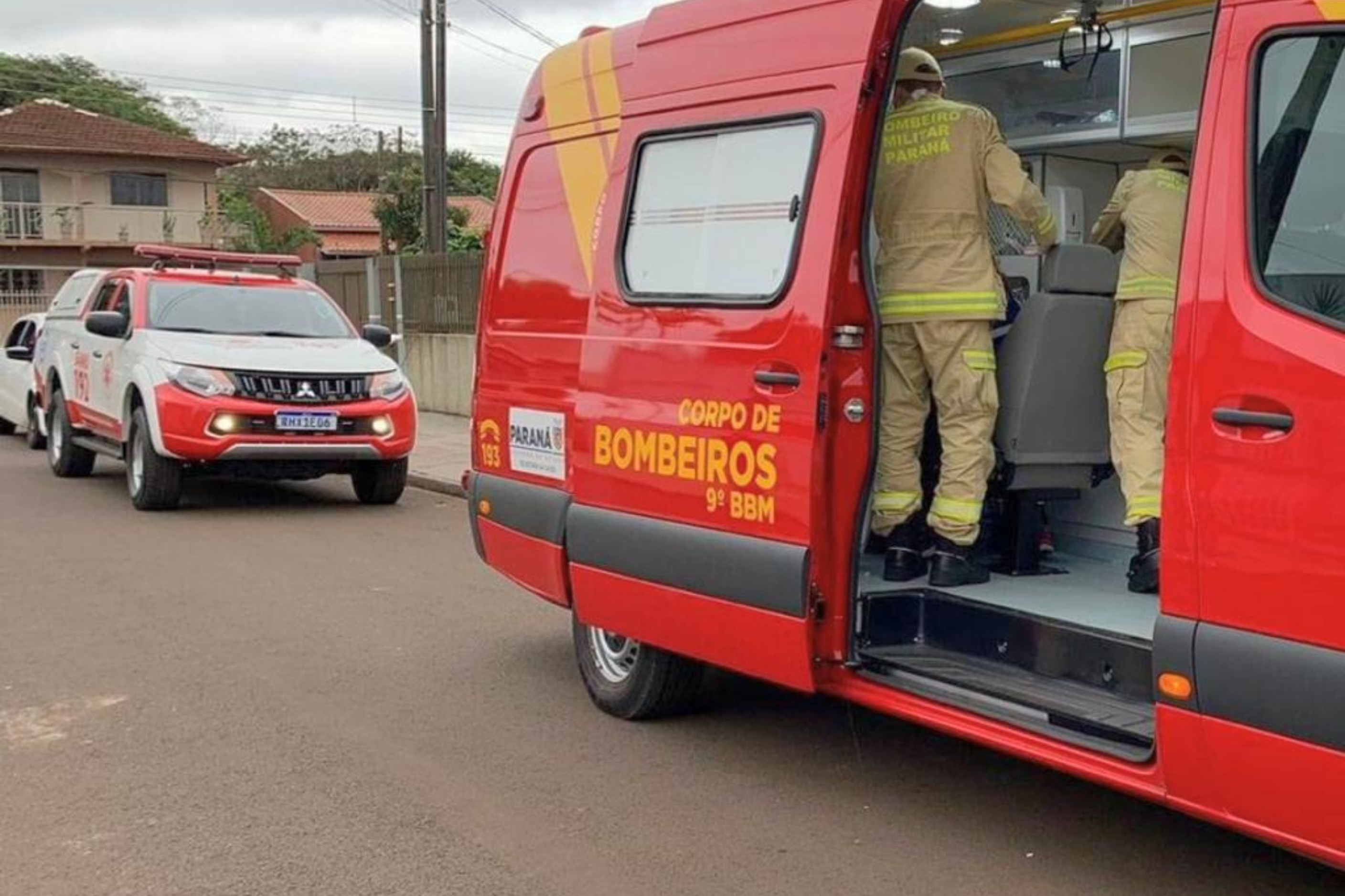 caminhão-bombeiros-trabalhadores-piche