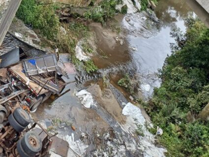 Carreta despenca de ponte na BR-376, na Grande Curitiba