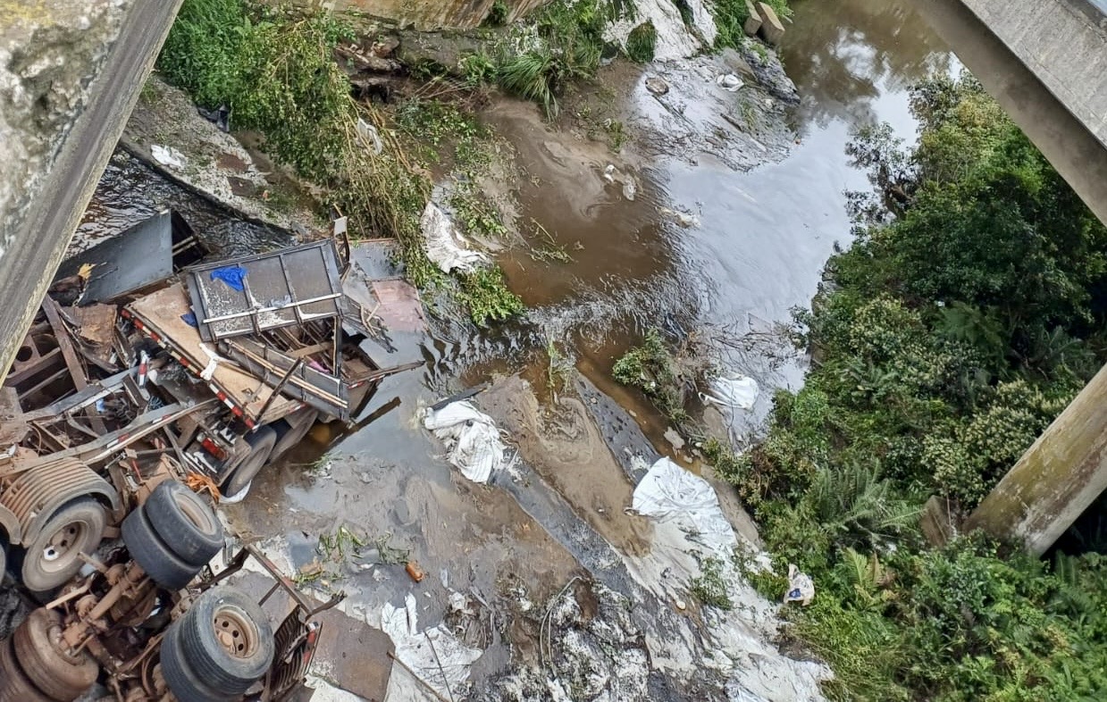 carreta despenca de ponta na BR-376