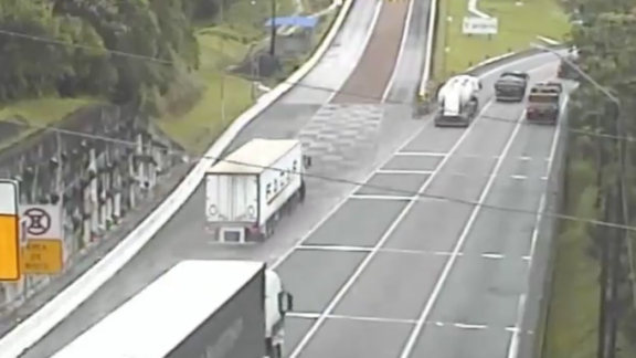 Carreta carregada com frango perde os freios na BR-376; VÍDEO