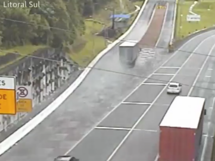 Carreta perde os freios na descida da serra, em Guaratuba; VÍDEO