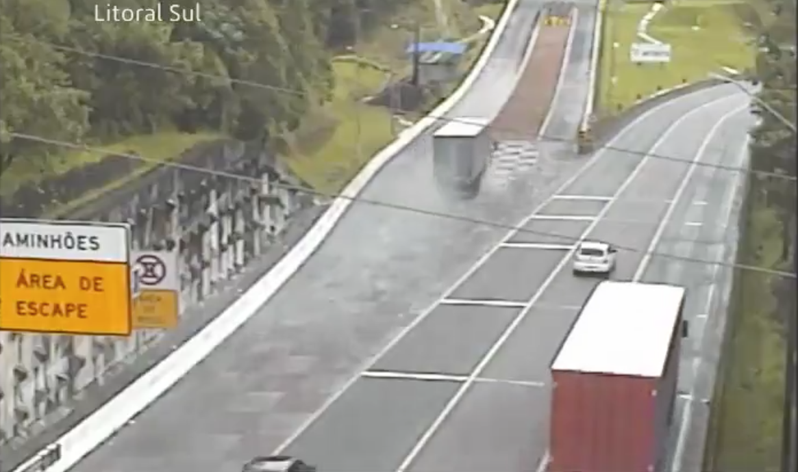 carreta perde os freios serra do mar BR-376 em Guaratuba