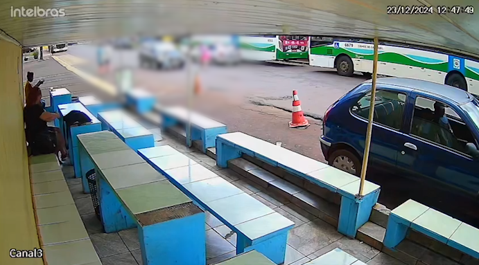 Criança é atropelada após soltar a mão de acompanhante em Cascavel; VÍDEO