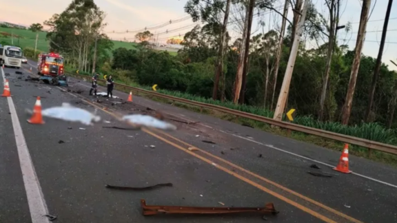 Três pessoas morrem em grave acidente entre caminhão e carro em Arapongas