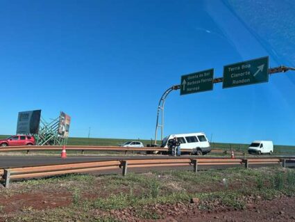 Van que transportava padres sofre grave acidente na PR-317