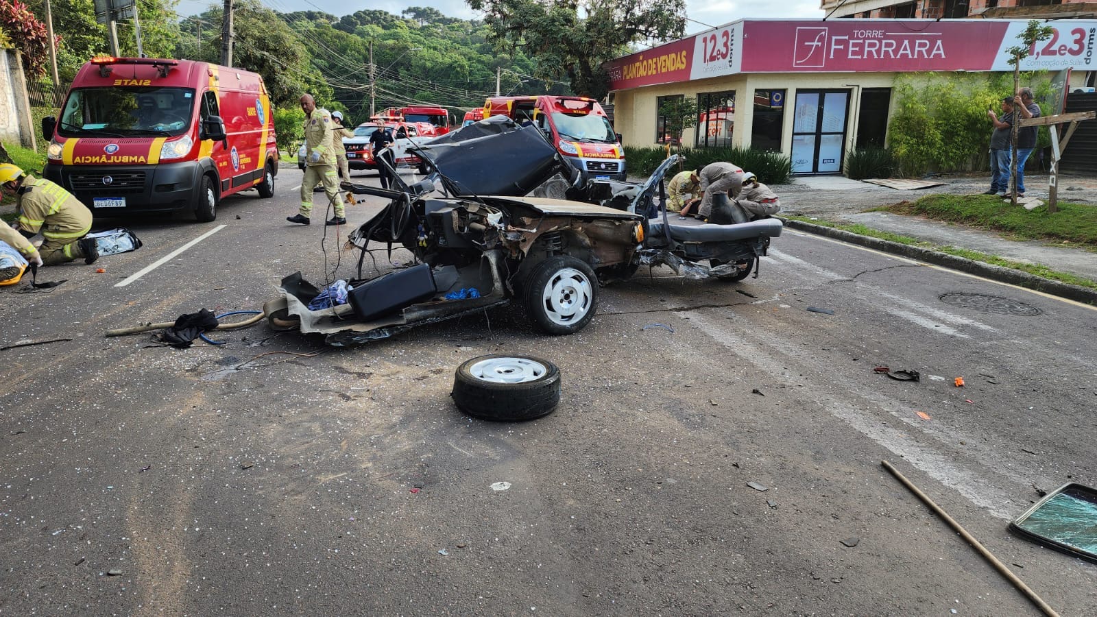 gravíssimo acidente carro contra poste Curitiba