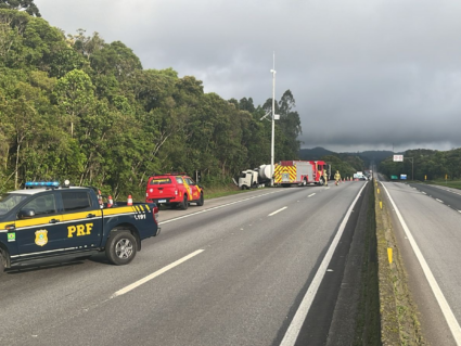 Tombamento de caminhão carregado com solvente de petróleo interdita BR-277