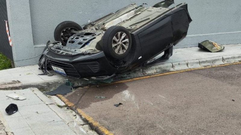 Polícia descarta racha como causa de acidente que partiu carro ao meio na Avenida das Torres