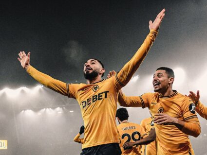 Ex-atacante do Coritiba marca gol olímpico em jogo da Premier League; assista