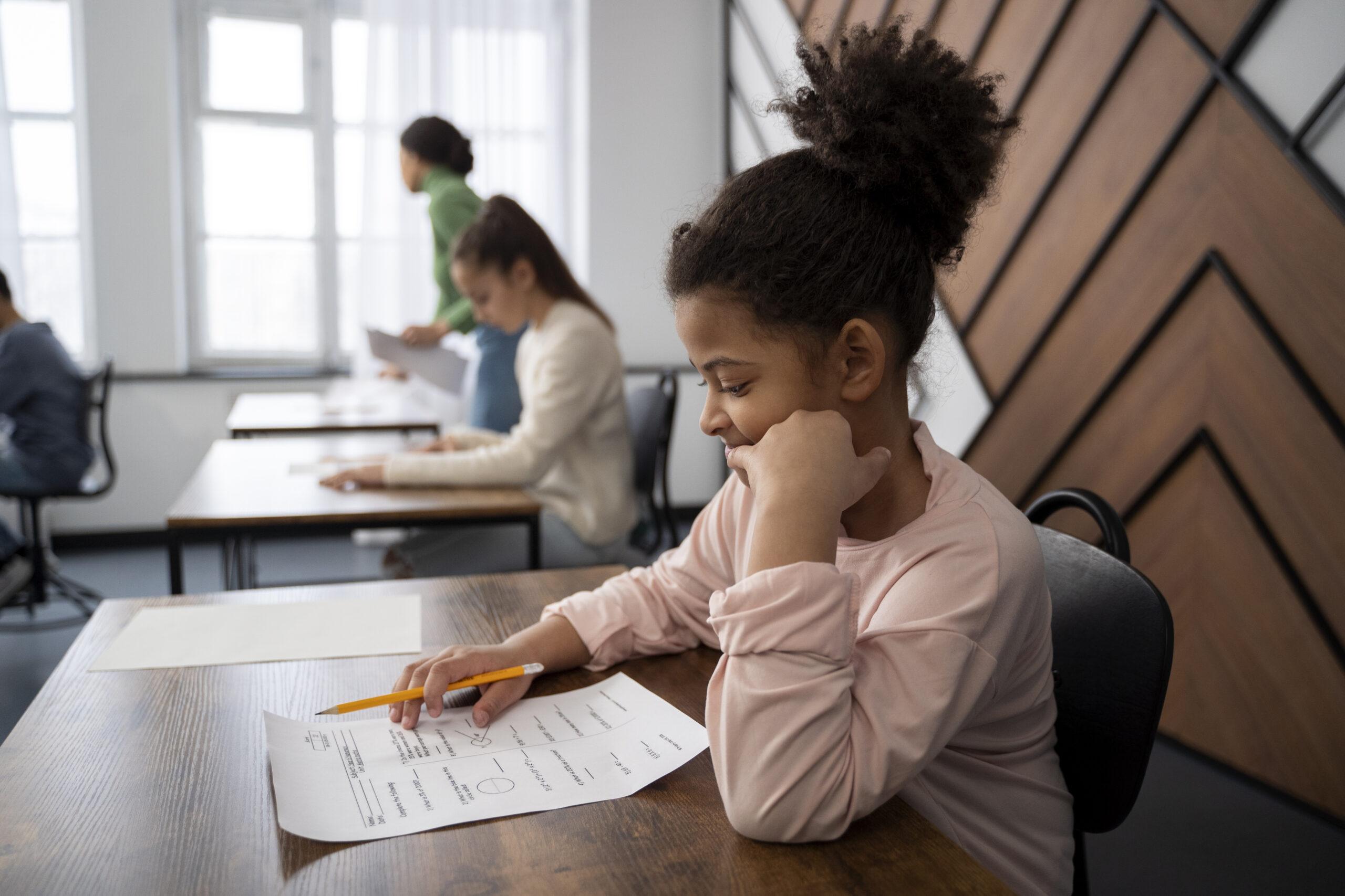 medium-shot-kid-cheating-school-test-Curitiba terá nova lei de conscientização sobre o TDAH