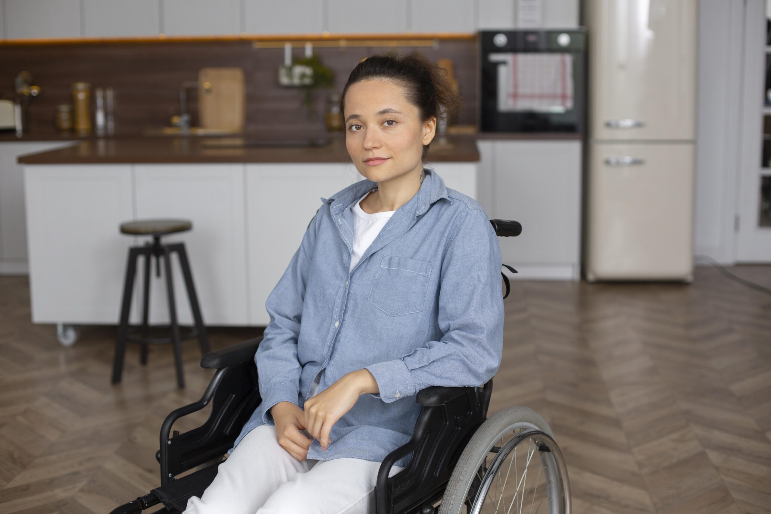 medium-shot-smiley-woman-wheelchair-Pessoas com deficiência terão prioridade na compra de imóveis em Curitiba
