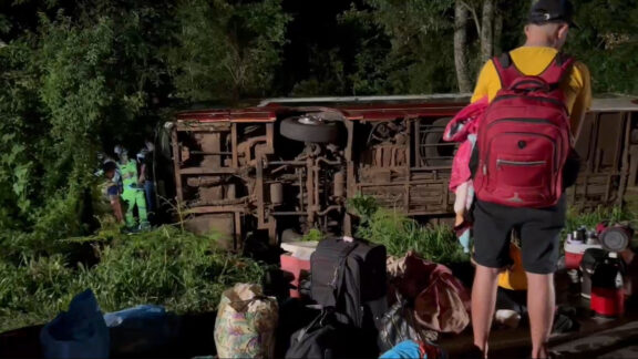 Ônibus com turistas estrangeiros tomba na BR-277; nove feridos