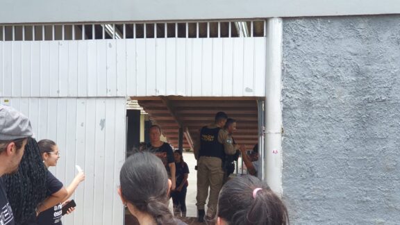 Contrários ao programa Parceiro da Escola são intimidados nos locais de votação, diz deputada