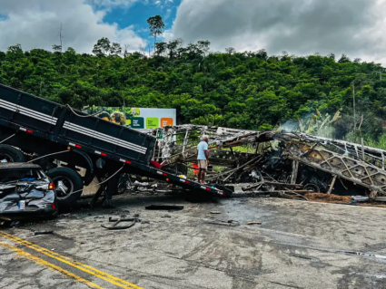 Acidente entre ônibus, carreta e carro na BR-116 deixa mais de 30 mortos