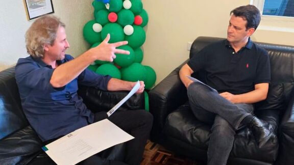 Pimentel, confortável, conversa com PT