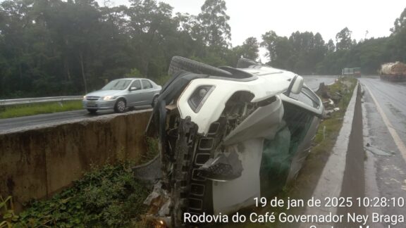 Capotamento na BR-376 deixa três feridos em Tibagi