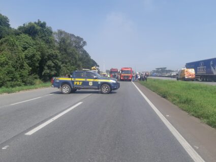 Acidente com caminhão deixa motociclista em estado grave no Contorno Leste