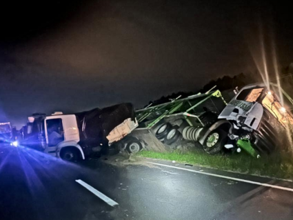 Acidente entre caminhões interdita BR-376; fila sentido Curitiba
