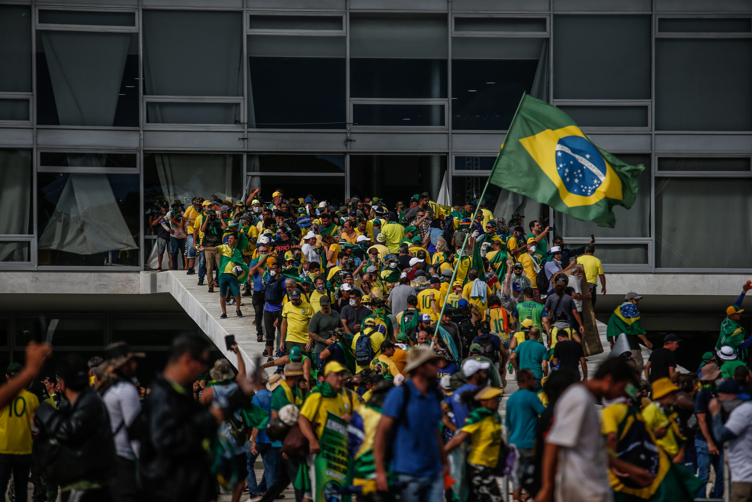 Apoiadores-de-Bolsonaro-invadem-o-Palacio-do-Planalto-8-de-janeiro-invasao-palacio-do-planalto-scaled.jpeg