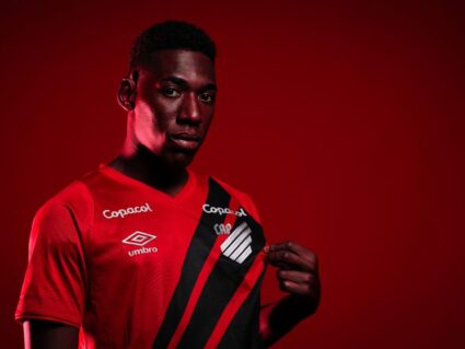 Athletico anuncia Léo, zagueiro do Vasco, com contrato até 2028