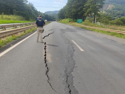 BR-376 é totalmente interditada após colapso do asfalto