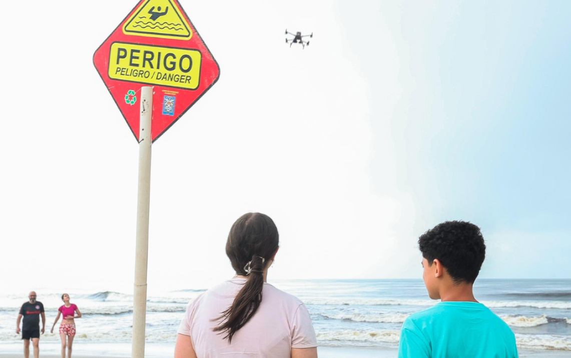 Bombeiros usam drones para patrulhar praias do Paraná