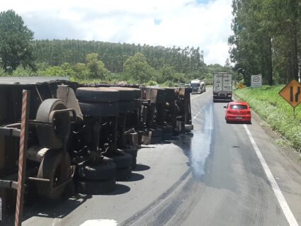 Caminhão tomba e carga de MDF atinge duas carretas na BR-376