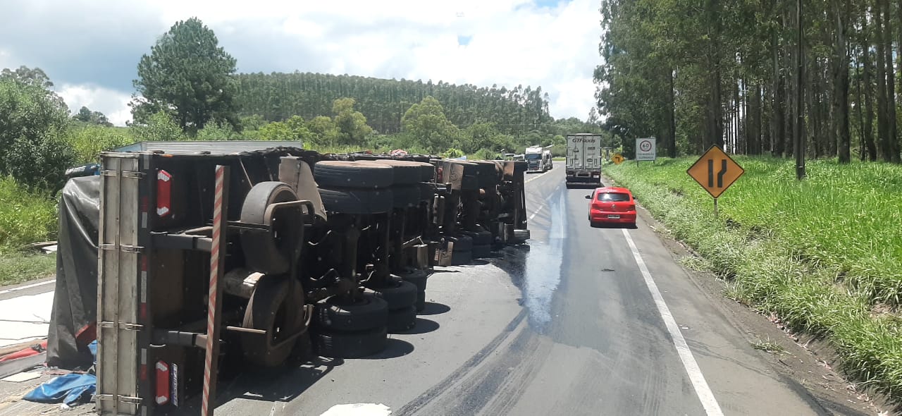 Caminhão tomba e carga atinge duas carretas na BR-376 em ortigueira