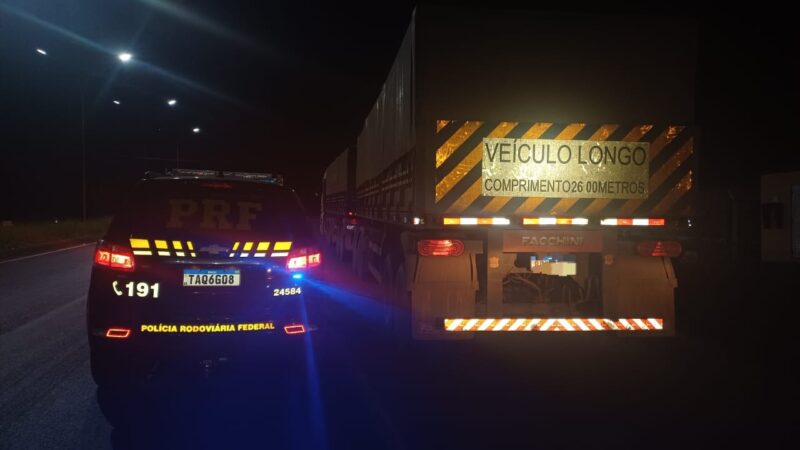 Caminhoneiro é flagrado dirigindo bitrem de 77 toneladas sob efeito de drogas no Paraná