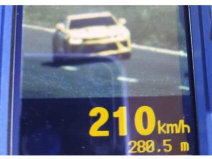 Vidas em risco: carro de luxo é flagrado a 210 km/h na BR-467, em Cascavel