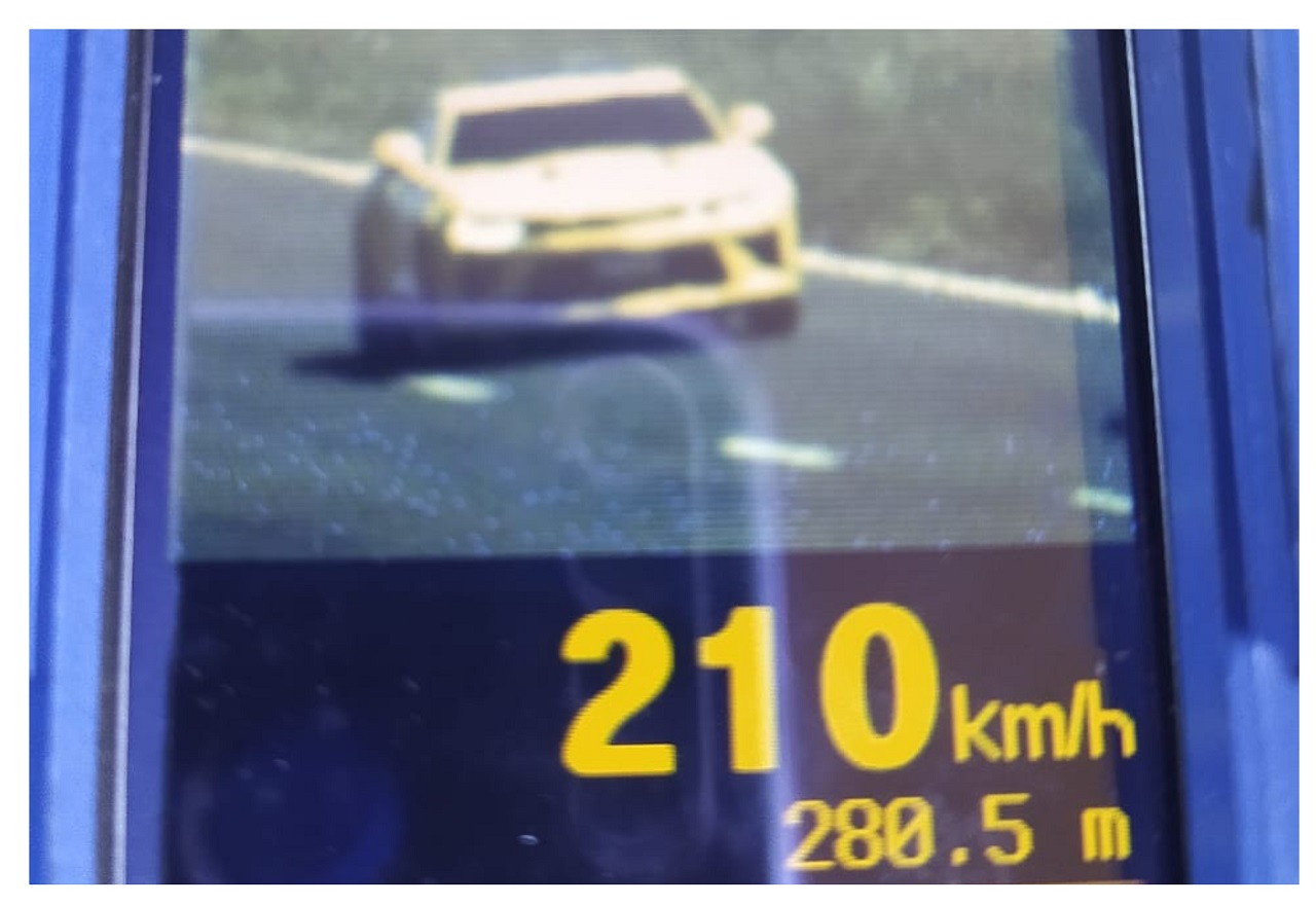 Carro de luxo é flagrado a 210 km_h na BR-467, em Cascavel