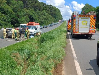 Criança fica ferida após carro capotar em acidente na BR-376, em Ponta Grossa