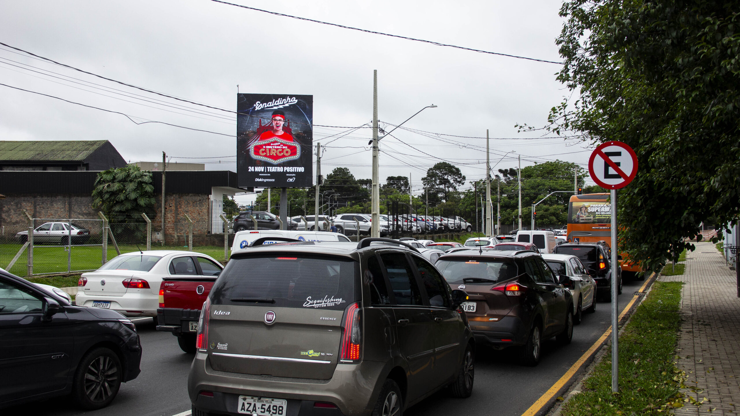 Este é um dos 20 novos painéis digitais instalados pela Midialand em 2024, na Rua Professora Olga Bal mídia ooh curitiba