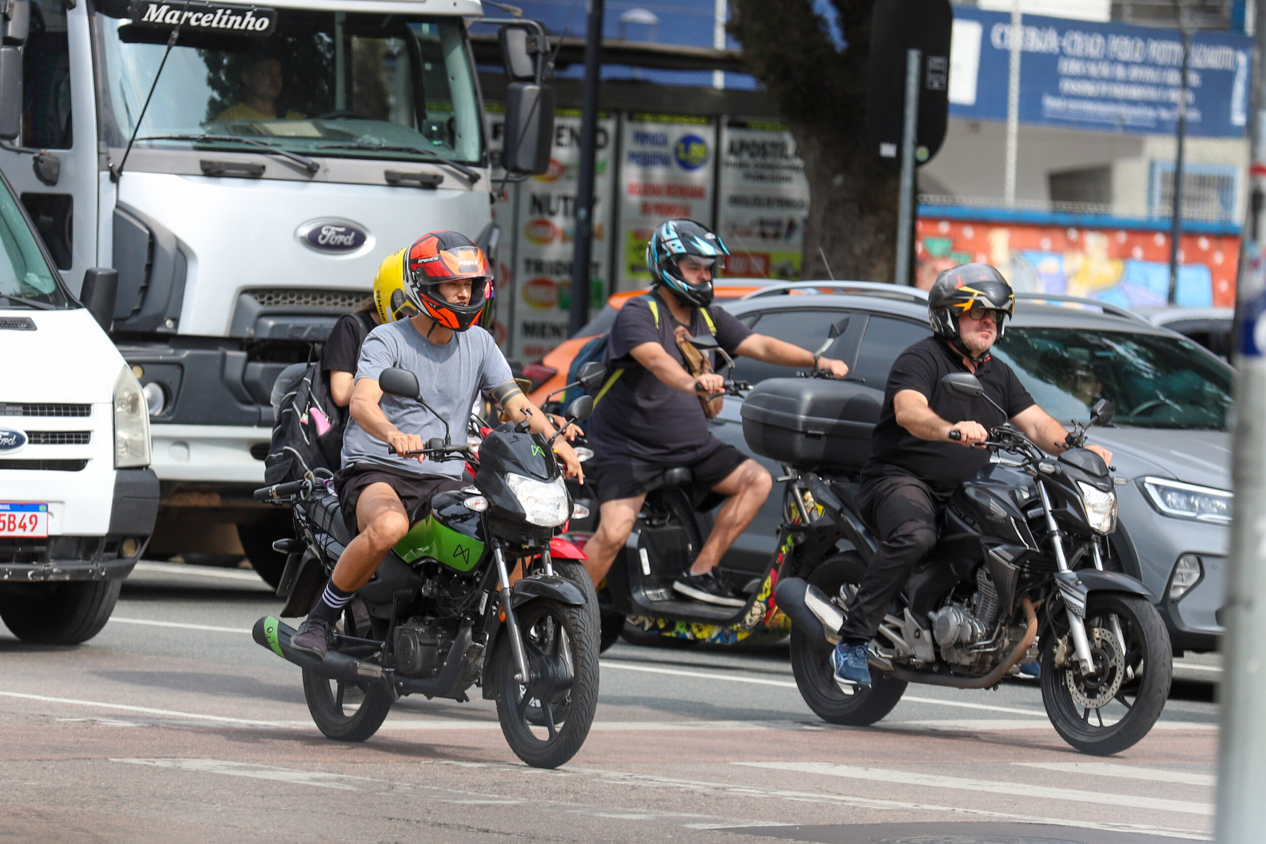 Faixa-exclusiva-para-motos-em-Curitiba-Entenda-a-proposta-scaled.jpg