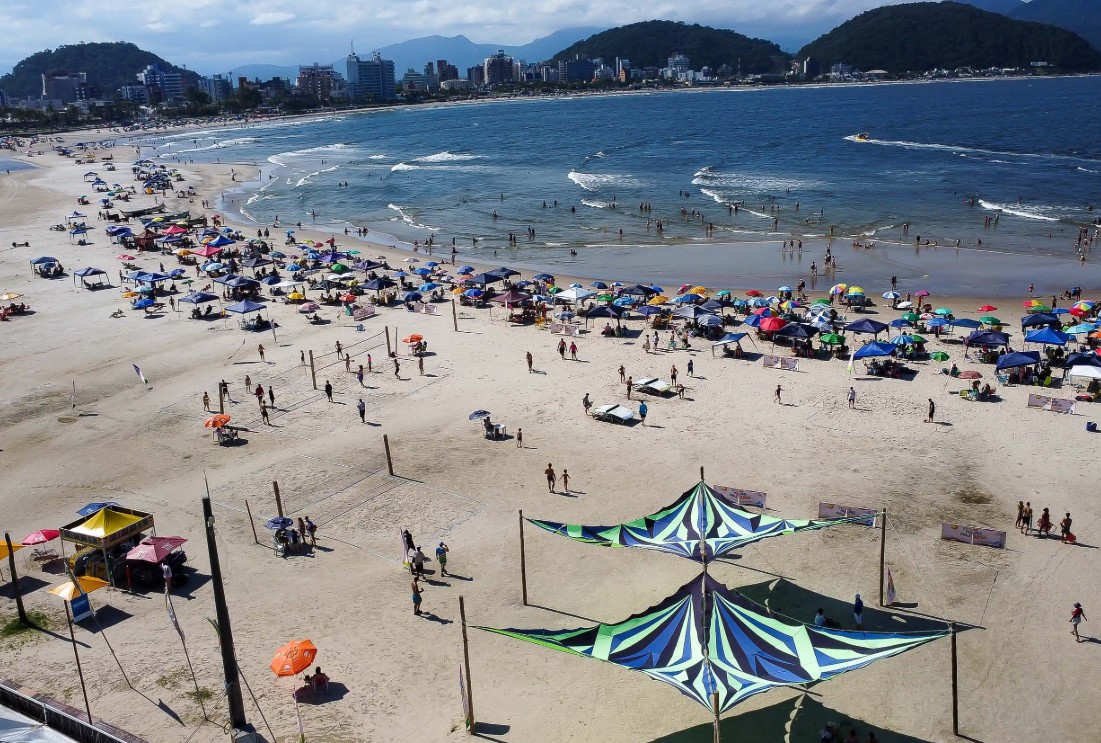 Guarda-vidas resgatam 22 pessoas por dia nas praias do Paraná