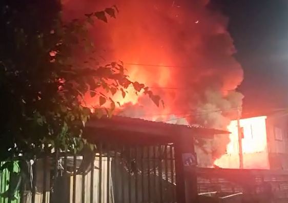 Incêndio destrói de três casa na Vila Pantanal, em Curitiba