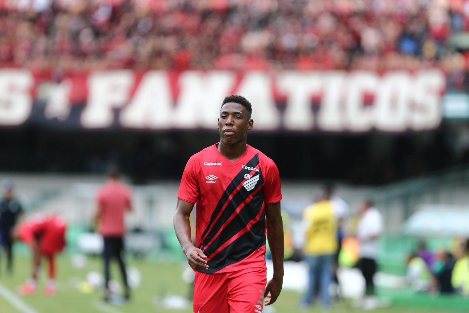 Léo Pelé é chamado de macaco no Atletiba vídeo