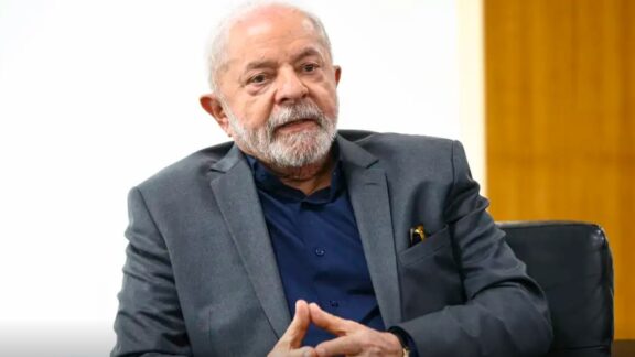 Lula afaga Tarcísio, prega união com Governo de São Paulo e lança edital de túnel entre Santos e Guarujá
