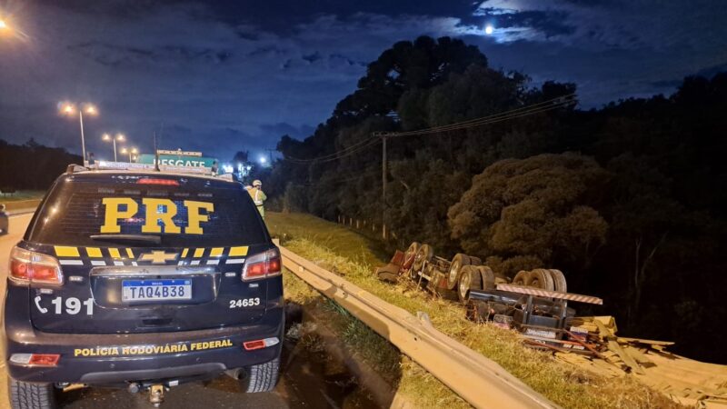 Motorista morre após caminhão tombar na BR-116, em Curitiba