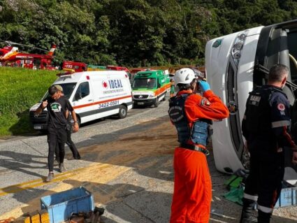 Ônibus que seguia ao Beto Carrero tomba em Santa Catarina e deixa 24 feridos