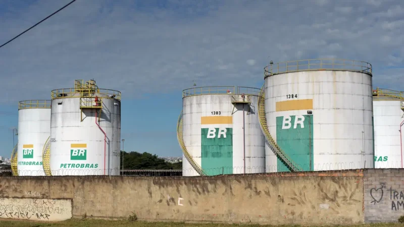 Petrobras acelera investimentos e acende alerta no mercado